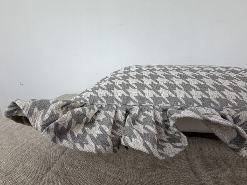 Ivory and grey houndstooth ruffled lumbar pillow cover - view 7